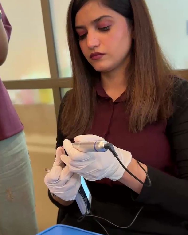 Mehak Ishtiaq walks the class through a device