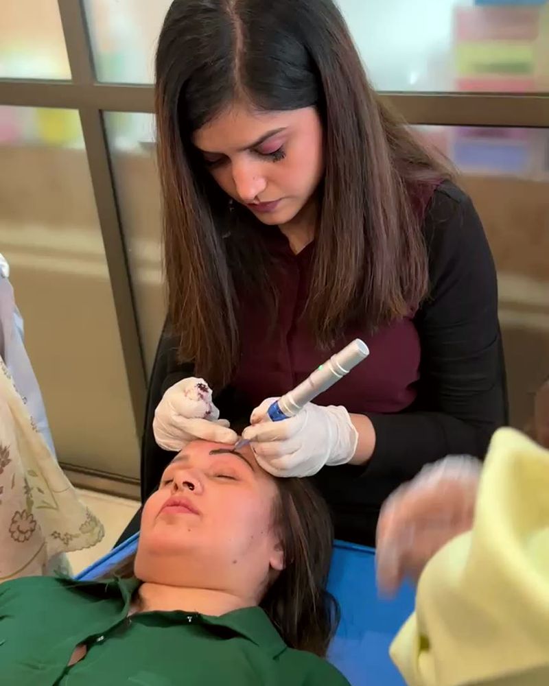 Wide view of a microneedling demonstration