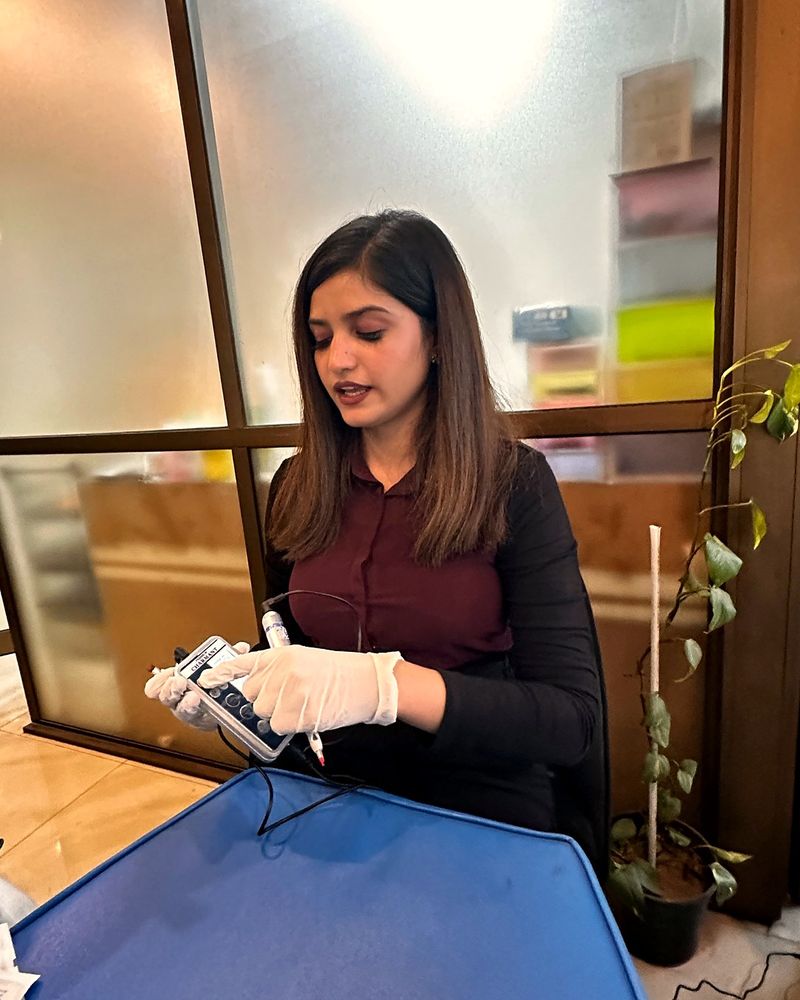 Mehak Ishtiaq showing an aesthetic device to workshop participants