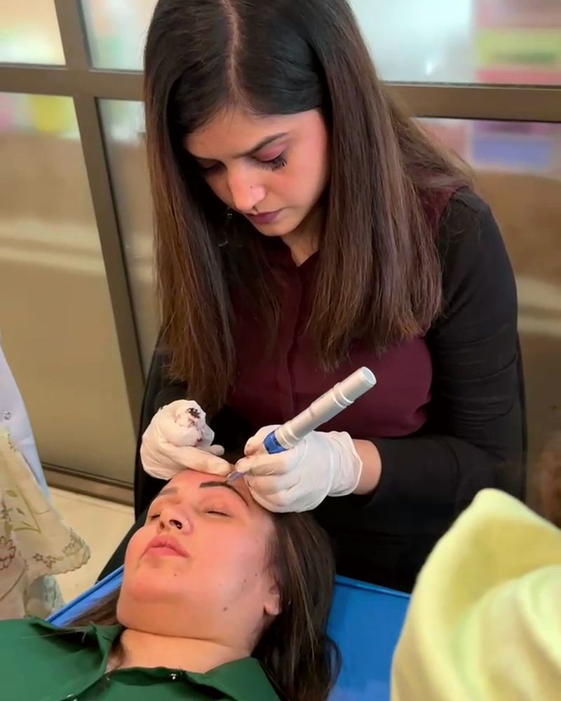 Mehak Ishtiaq demonstrating microneedling on a model