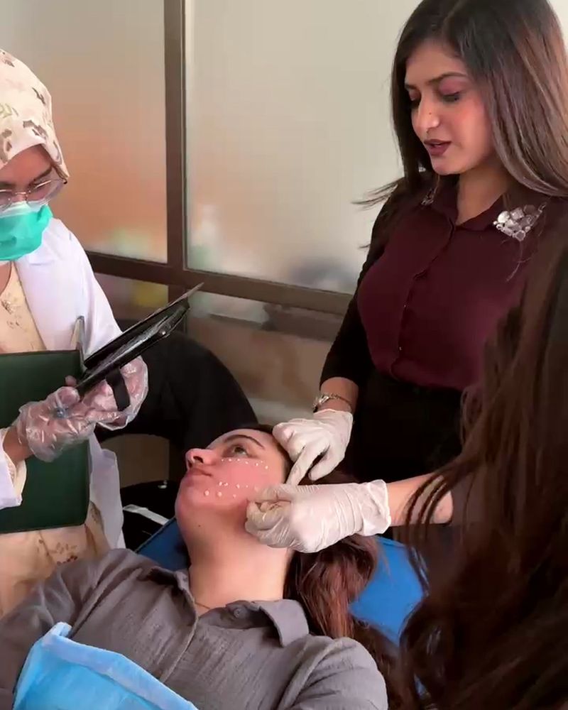 Participants watching a treatment demonstration